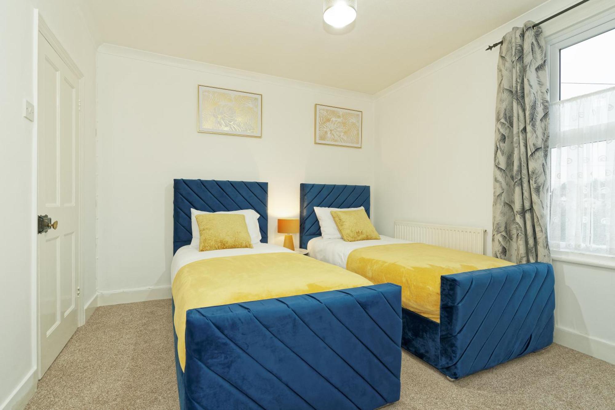 Lovely Luxury 3 Bed House Apartment ชาแธม ภายนอก รูปภาพ