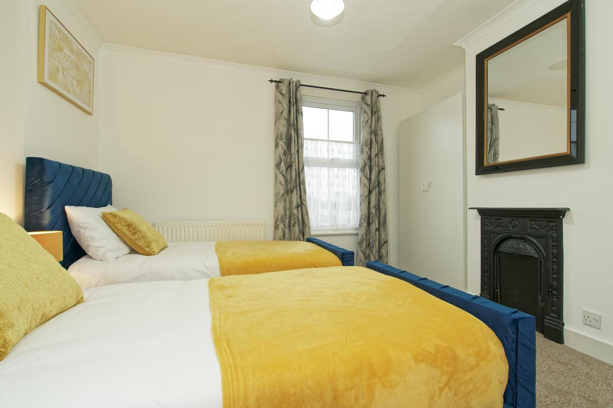 Lovely Luxury 3 Bed House Apartment ชาแธม ภายนอก รูปภาพ